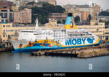 Gênes, Italie - 5 juin 2025 : le ferry coloré Moby Drea est amarré dans le port de Gênes. La peinture aux personnages de dessins animés fait du navire de la compagnie maritime italienne Moby Lines un accrocheur *** Die bunte Autofähre Moby Drea liegt im Hafen von Genua. Die Lackierung mit Comicfiguren macht das Schiff der Italienischen Reederei Moby Lines zu einem auffälligen Blickfang Banque D'Images