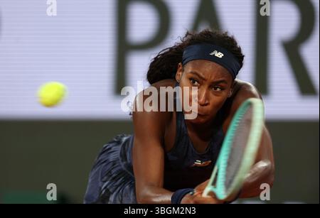 Paris, France. 05 juin 2025. Coco Gauff, des É.-U., joue contre lois boisson, de France, lors de son match de demi-finale à l’Open de France de Tennis à Roland Garros, à Paris, en France, le jeudi 5 juin 2025. GAUFF a gagné 6-1, 6-2. Photo de Maya Vidon-White/UPI crédit : UPI/Alamy Live News Banque D'Images