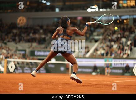 Paris, France. 05 juin 2025. Coco Gauff, des É.-U., joue contre lois boisson, de France, lors de son match de demi-finale à l’Open de France de Tennis à Roland Garros, à Paris, en France, le jeudi 5 juin 2025. GAUFF a gagné 6-1, 6-2. Photo de Maya Vidon-White/UPI crédit : UPI/Alamy Live News Banque D'Images