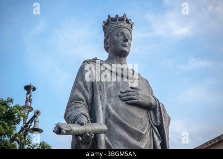 Pampelune, Espagne - 31 mai 2025 : Charles III de Navarre sculpture de Navarre par Francisco Lopez Hernandez, 2003, Pampelune, Espagne Banque D'Images
