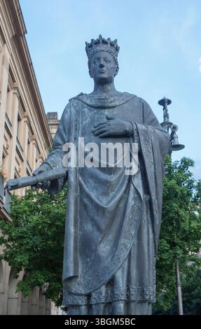 Pampelune, Espagne - 31 mai 2025 : Charles III de Navarre sculpture de Navarre par Francisco Lopez Hernandez, 2003, Pampelune, Espagne Banque D'Images