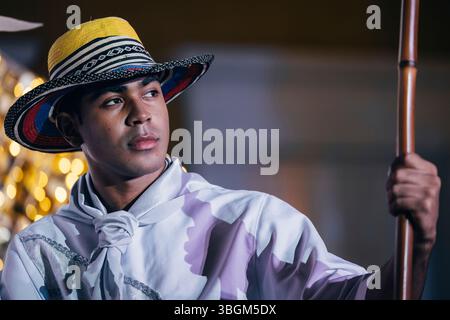 Homme habillé traditionnellement dans la ville de Carthagène des Caraïbes colombiennes Banque D'Images