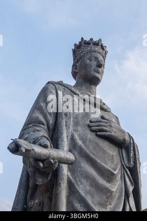 Pampelune, Espagne - 31 mai 2025 : Charles III de Navarre sculpture de Navarre par Francisco Lopez Hernandez, 2003, Pampelune, Espagne Banque D'Images