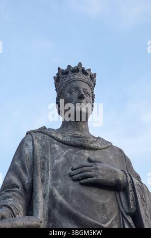 Pampelune, Espagne - 31 mai 2025 : Charles III de Navarre sculpture de Navarre par Francisco Lopez Hernandez, 2003, Pampelune, Espagne Banque D'Images