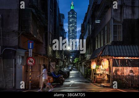 Vue sur la tour Taipei 101 depuis les ruelles des rues du vieux Taipei, Taiwan Banque D'Images