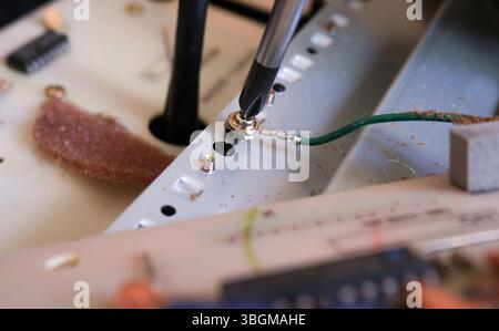 Installation de fil de mise à la terre dans un dispositif électronique. Banque D'Images