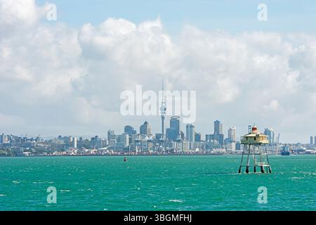 Vue sur le phare de Bean Rock et les gratte-ciel d'Auckland, Auckland, Île du Nord, Nouvelle-Zélande Banque D'Images