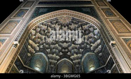 L'entrée extérieure illuminée de la Grande Mosquée du Sultan Qaboos à Sohar, dans le gouvernorat d'Al Batinah Nord, Oman, la nuit. Photographié le 5 juin 2025. Banque D'Images