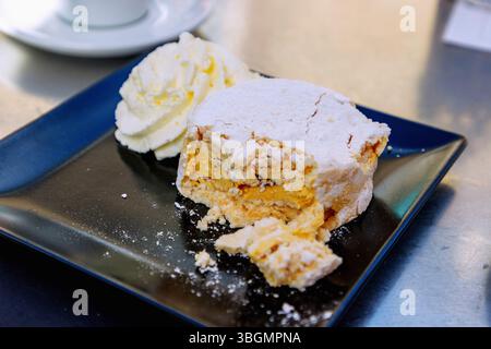 Pätisserie 'camembert' avec meringue, crème caramel, sucre en poudre et crème, servi au Café chez Calou à Veules-les-Roce sur la Côte d'Albâtre (Côte d'Albätre) dans le département de la Seine-maritime en Normandie Banque D'Images
