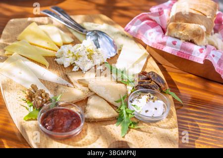 Plateau de fromages avec fromages d'Istrie Banque D'Images