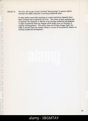 Le plan d'aide au logement de troisième année de 1977 présente les objectifs en matière de logement en vertu de la Loi sur le logement et le développement communautaire de 1974. Il fournit une analyse des conditions de logement à l'aide de cartes et de tableaux, en mettant l'accent sur la promotion d'une approche coordonnée entre les secteurs public et privé pour un logement sûr et abordable. Banque D'Images
