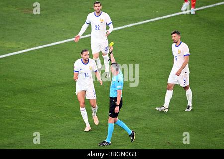 Stuttgart, Allemagne. 05 juin 2025. Football : Nations League A, Espagne - France, play-off round, demi-finale, Stuttgart Arena, L'arbitre Michael Oliver d'Angleterre montre un carton jaune à Adrien Rabiot (l). Crédit : Bernd Weißbrod/dpa/Alamy Live News Banque D'Images