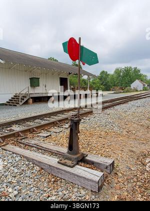 Signal sémaphore mécanique vintage d'aiguillage de voie ferrée au dépôt de train à Plains Georgia Banque D'Images