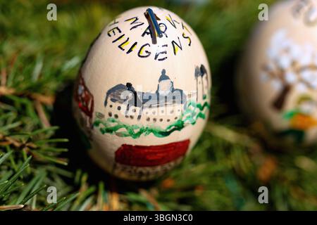 Oeufs de Pâques peints, fontaine de Pâques décorée avec des oeufs de Pâques colorés au Leinleiter à Zoggendorf en Suisse franconienne, Bavière, Allemagne Banque D'Images