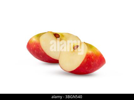 Deux tranches de pomme avec des graines isolées. Tranche ou coin de pomme rouge. Banque D'Images