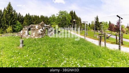 Mémorial du rideau de fer dans la vallée de la Vltava près de Bucina dans le parc national de Sumava à Sumava en République tchèque Banque D'Images