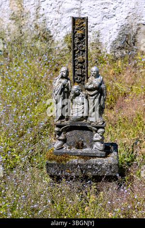 Tombeau avec Marie, Jean et Marie Madeleine sur la croix du Christ dans l'ancien cimetière allemand de l'église de Sv. Jana Krtitele à Zaton, Vetrni dans la forêt de Bohême dans la vallée de la Vltava en République tchèque Banque D'Images