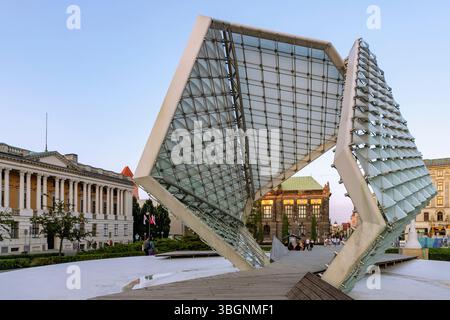 Place de la victoire (plac Wolnosci) avec fontaine de la liberté (Fontanna Wolnosci) et vue sur la bibliothèque Raczynski (Biblioteka Racynskich, Bibliothèque Raczynski) et le musée national (Muzeum Narodowe w Poznaniu) à Poznan (Poznan) dans la voïvodie de Wielkopolska en Pologne Banque D'Images