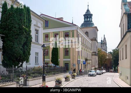 Rue Sokolnickiego, palais épiscopal, Institut théologique, clocher historique et cathédrale à Sandomierz dans la voïvodie de Podkarpackie en Pologne Banque D'Images