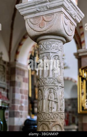 Colonne romane avec reliefs figuratifs à l'intérieur de l'église de la Sainte Trinité (Kosciol SW. Troicy) à Strzelno (Strelno) dans la voïvodie de Kujawsko-Pomorskie en Pologne Banque D'Images