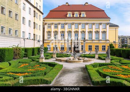 Palais royal et musée historique (Wroclaw City Palace, Palac Krolewski, Muzeum Historycne) avec jardin du palais à Wroclaw dans la voïvodie Dolnoslaskie en Pologne Banque D'Images