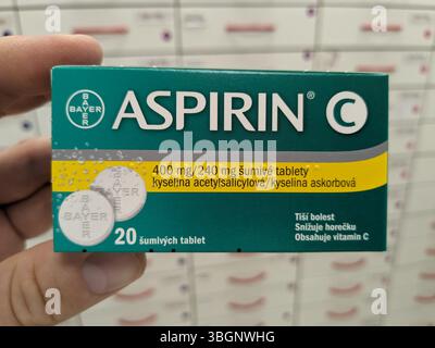 Prague, République tchèque -août 25 2024 : boîte D'ASPIRINE de médicament avec substance active ACIDE ACÉTYLSALICYLIQUE de BAYER, utilisé pour le soulagement de la douleur, rouge de fièvre Banque D'Images
