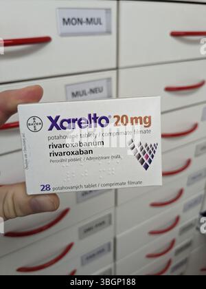 Prague, République Tchèque-15 août 2024 : boîte de comprimés XARELTO contenant le principe actif RIVAROXABAN de BAYER, utilisé pour la prévention et le traitement de la maladie Banque D'Images