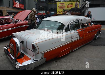 Un Lower Chevrolet Bel Air 1956 entièrement restauré de couleur orange est exposé lors de la cérémonie des étoiles en l'honneur du groupe WAR le 5 juin 2025 à Hollywood, en Californie. Crédit : Sharon Graphics/Alamy Live News Banque D'Images