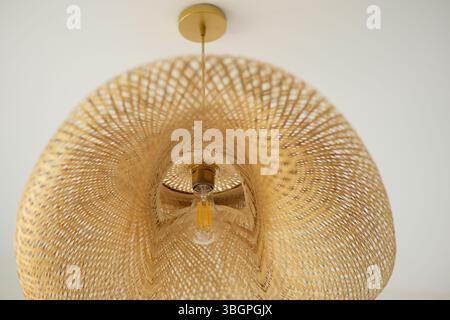 lustre en osier avec lampe à diode gros plan Banque D'Images
