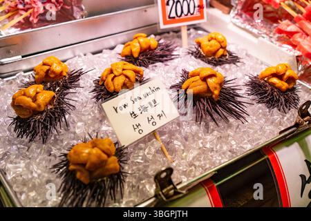 Oursin à vendre au marché Nishiki, un marché à Kyoto, Japon Banque D'Images