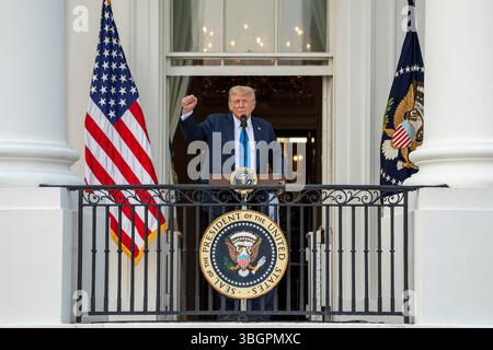 Washington, États-Unis d'Amérique. 05 juin 2025. Washington, États-Unis d'Amérique. 04 juin 2025. Le président américain Donald Trump prononce un discours depuis le balcon de Truman lors de la soirée estivale organisée sur la pelouse sud de la Maison Blanche, le 4 juin 2025 à Washington, DC crédit : Gabriel Kotico/White House photo/Alamy Live News Banque D'Images