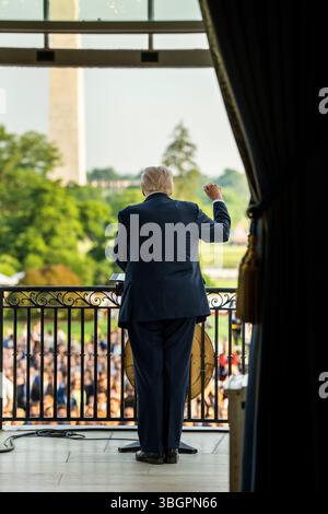 Washington, États-Unis d'Amérique. 05 juin 2025. Washington, États-Unis d'Amérique. 04 juin 2025. Le président américain Donald Trump prononce un discours depuis le balcon de Truman lors de la soirée estivale organisée sur la pelouse sud de la Maison Blanche, le 4 juin 2025 à Washington, DC crédit : Daniel Torok/White House photo/Alamy Live News Banque D'Images