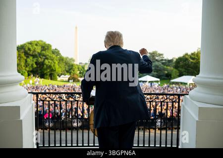 Washington, États-Unis d'Amérique. 05 juin 2025. Washington, États-Unis d'Amérique. 04 juin 2025. Le président américain Donald Trump prononce un discours depuis le balcon de Truman lors de la soirée estivale organisée sur la pelouse sud de la Maison Blanche, le 4 juin 2025 à Washington, DC crédit : Daniel Torok/White House photo/Alamy Live News Banque D'Images