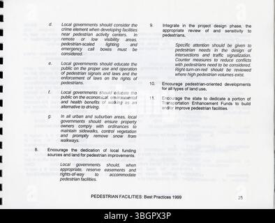 « Installations piétonnes : meilleures pratiques 1999 » est un guide complet pour les communautés locales, offrant des stratégies pour créer ou améliorer des programmes de piétons. Il rassemble les pratiques exemplaires des collectivités américaines pour remédier aux lacunes des infrastructures et améliorer la sécurité des piétons. Banque D'Images