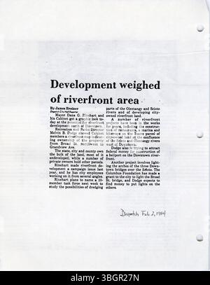 Ce document fournit un aperçu des plans du Groupe de travail Riverfront pour le développement de la zone riveraine à Columbus, Ohio. Il met en lumière les considérations environnementales et communautaires dans le cadre de la stratégie de croissance de la ville. Banque D'Images