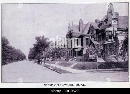 Cette photographie de 1897-1900 montre les manoirs sur Bryden Road regardant vers l'est à l'angle sud-est de Bryden et Monroe. Les maisons en vedette comprennent la maison Sands au 805, la maison John Siebert au 813, et la maison Conrad Christian Born au 827 Bryden Road. Banque D'Images