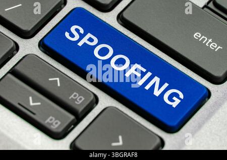 Usurpation de texte sur le clavier mettant en évidence les menaces d'usurpation d'identité dans les communications numériques. Banque D'Images