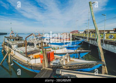 Balikpapan, Indonésie - 19 avril 2025. Vue matinale des bateaux de pêche se reposant sur un quai près de Kampung Atas Air le village du front de mer à Balikpapan, Banque D'Images