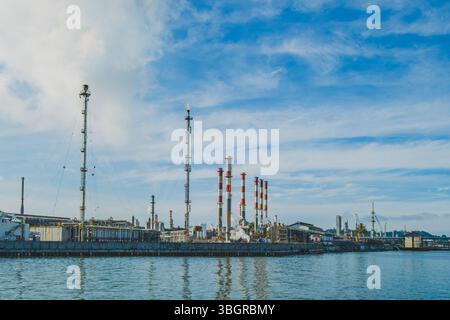 Balikpapan, Indonésie - 19 avril 2025. Les vastes installations de la raffinerie de pétrole Pertamina à Balikpapan, illustrant son rôle dans l'ener en Indonésie Banque D'Images