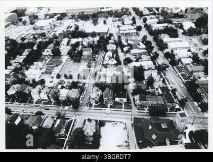 Une vue aérienne du quartier de Necko, vers le nord. Cette vue montre l'église méthodiste unie King Avenue, Academy for Contemporary Problems, et diverses rues, y compris Neil Avenue et Pennsylvania Avenue. L'Académie, un projet conjoint entre l'Université d'État de l'Ohio et le Battelle Memorial Institute, est devenue plus tard le Mershon Center. Banque D'Images