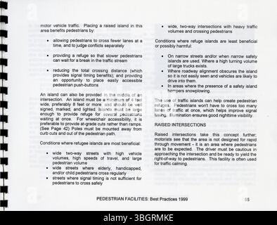Installations pour piétons : meilleures pratiques 1999 fournit aux collectivités locales des stratégies pour élaborer des programmes pour les piétons. Le guide met en lumière les pratiques exemplaires qui aident à améliorer les infrastructures et à combler les lacunes en matière de sécurité des piétons. Banque D'Images
