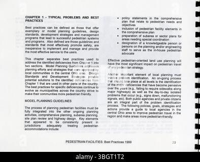 Le guide « installations pour piétons : meilleures pratiques 1999 » appuie l'élaboration et l'amélioration de programmes pour piétons dans les collectivités. Il comprend des pratiques de partout aux États-Unis pour remédier aux lacunes et améliorer les infrastructures piétonnes. Banque D'Images