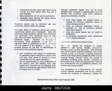 Le guide des meilleures pratiques pour les installations piétonnes de 1999 fournit des recommandations essentielles pour améliorer les infrastructures piétonnes. Il compile les stratégies réussies de diverses communautés américaines pour aborder les problèmes courants des piétons. Banque D'Images