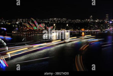 Pékin, Chine. 5 juin 2025. Cette photo composite empilée du 5 juin 2025 montre des navires naviguant devant l'Opéra de Sydney pendant le festival des lumières Vivid Sydney à Sydney, en Australie. Vivid Sydney, une célébration annuelle de la créativité, de l'innovation et de la technologie, se tient ici du 23 mai au 14 juin de cette année. Crédit : ma Ping/Xinhua/Alamy Live News Banque D'Images