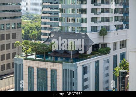 Piscine sur le toit et jardin sur le plancher de gratte-ciel avec des arbres et des buissons, espace écologique vert de grande hauteur Banque D'Images