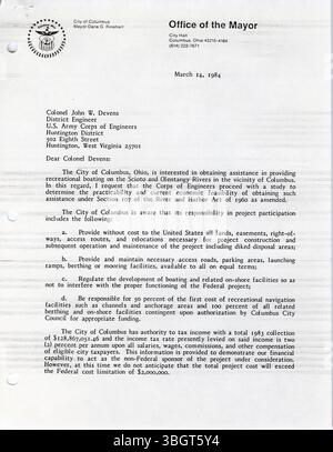 Ce document présente les plans et les idées utilisés pour former le plan stratégique Riverfront à Columbus, Ohio. Il décrit les étapes à suivre pour améliorer les rives de la ville grâce à des initiatives d'infrastructure et de développement communautaire. Banque D'Images