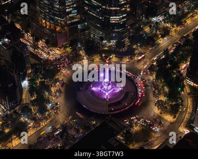 Superbe photo par drone du célèbre monument Ange de l'indépendance de Mexico la nuit, entouré de feux de circulation et de feux le long du Paseo de la Reforma. A vib Banque D'Images