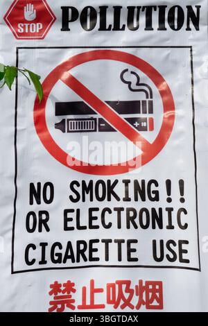 Une affiche non-fumeur et non-vaping dans Thalang Road la zone touristique de la vieille ville de Phuket Town, Thaïlande, écrit en anglais et en chinois Banque D'Images