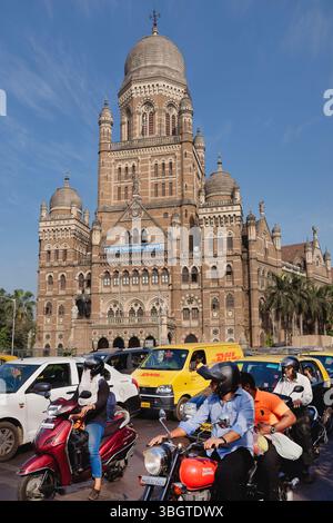Trafic devant le bâtiment BMC (Brihanmumbai Municipal Corporation) dans la zone de Fort, Mumbai, Inde, le bâtiment de l'administration de la ville Banque D'Images