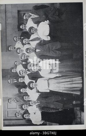 L’annuaire Optic de South High School (1907-2012) saisit des moments cruciaux de l’histoire de l’école, y compris son déménagement et sa croissance. L’annuaire commémore la transition de South High de plusieurs emplacements à son bâtiment actuel, situé au 1160 Ann Street, qui a ouvert ses portes en 1924 et continue de servir d’emplacement à l’école. Banque D'Images